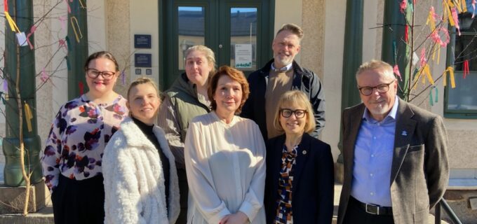 Mötesdeltagarna från Hedemora kommun och Högskolan dalarna på gruppbild framför entrén till Rådhuset.