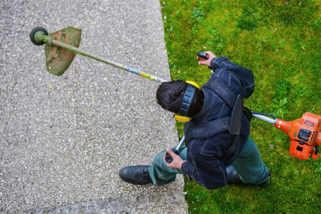 Trädgårdsmästare med en trimmer sett uppifrån