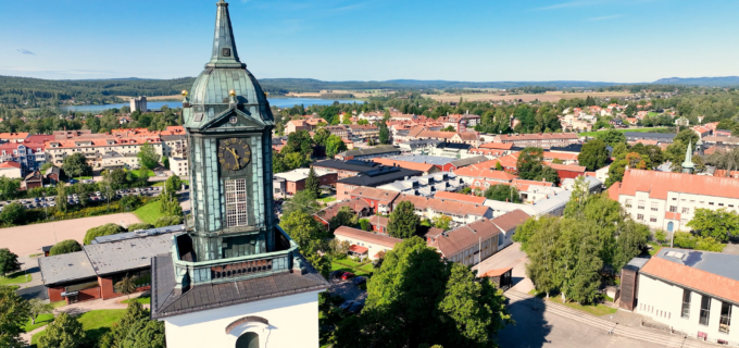 Drönarvy över Hedemora med kyrktornet i förgrunden.