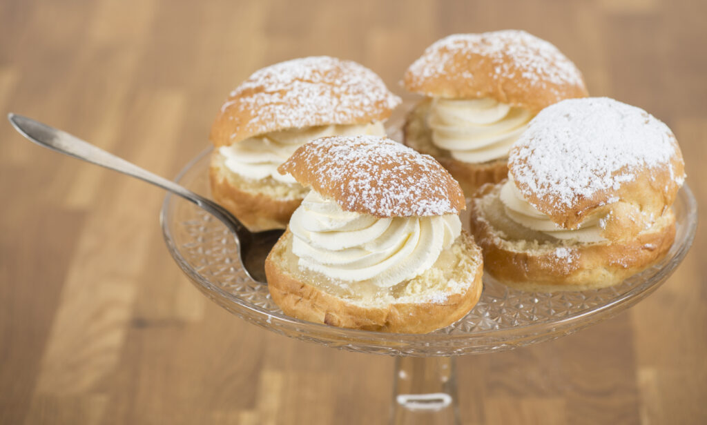 Semlor på ett tårtfat