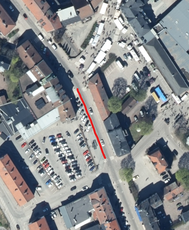 Flygbild över Åsgatan i Hedemora med ett rött streck som utmarkering för arbetsområde.
