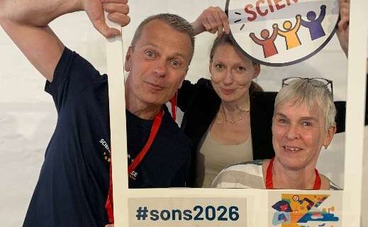 Dan Englundh, Brita Hansson och Lisa Lundberg fotade i en ram med texten Team Science.