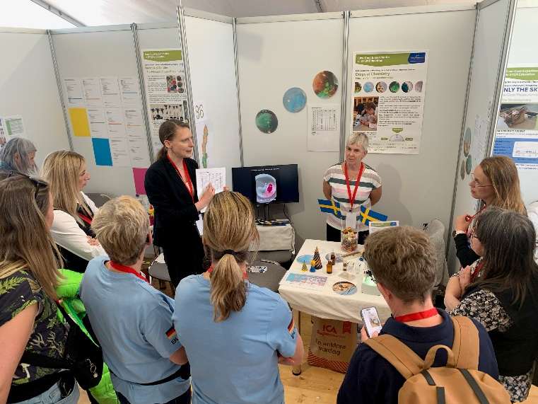 Brita Hansson och Lisa Lundberg i sin monter på Science on Stage.