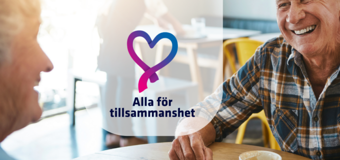 Äldre par som sitter på ett café och pratar och skrattar. På bilden text, Alla för tillsamanshet.