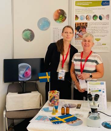 Brita Hansson och Lisa Lundberg i sin monter på Science on Stage.