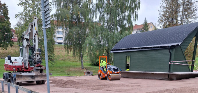 Anläggningsarbete vid scenen i Sveaparken.