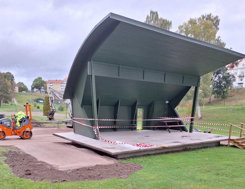 Anläggningsarbete vid scenen i Sveaparken.