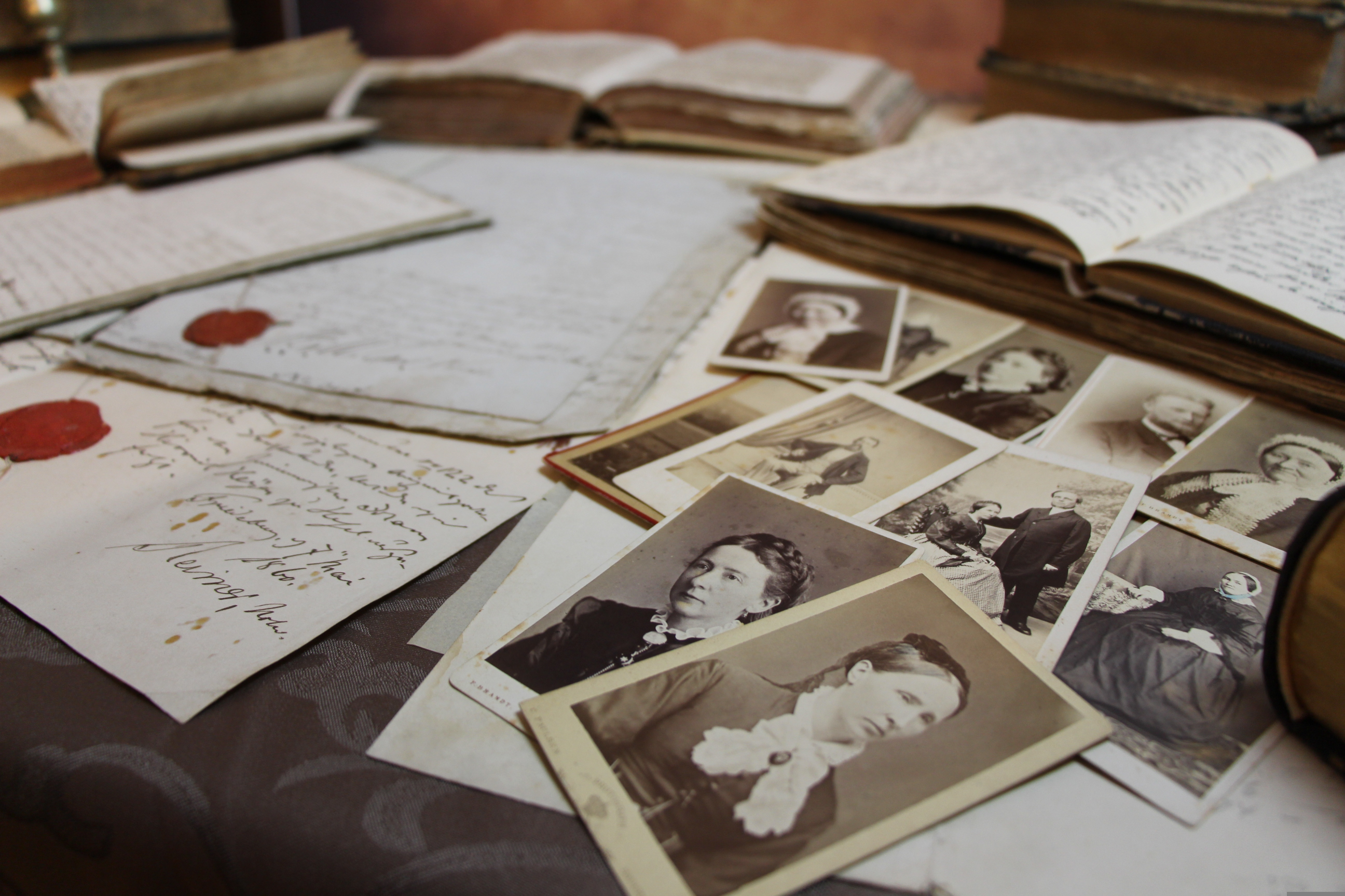 Gamla svartvita foton, äldre brev skrivet med skrivstil